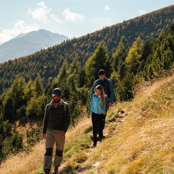 Le foto dell’Elgus Nature Retreat Tre persone che fanno trekking su un sentiero di montagna soleggiato
