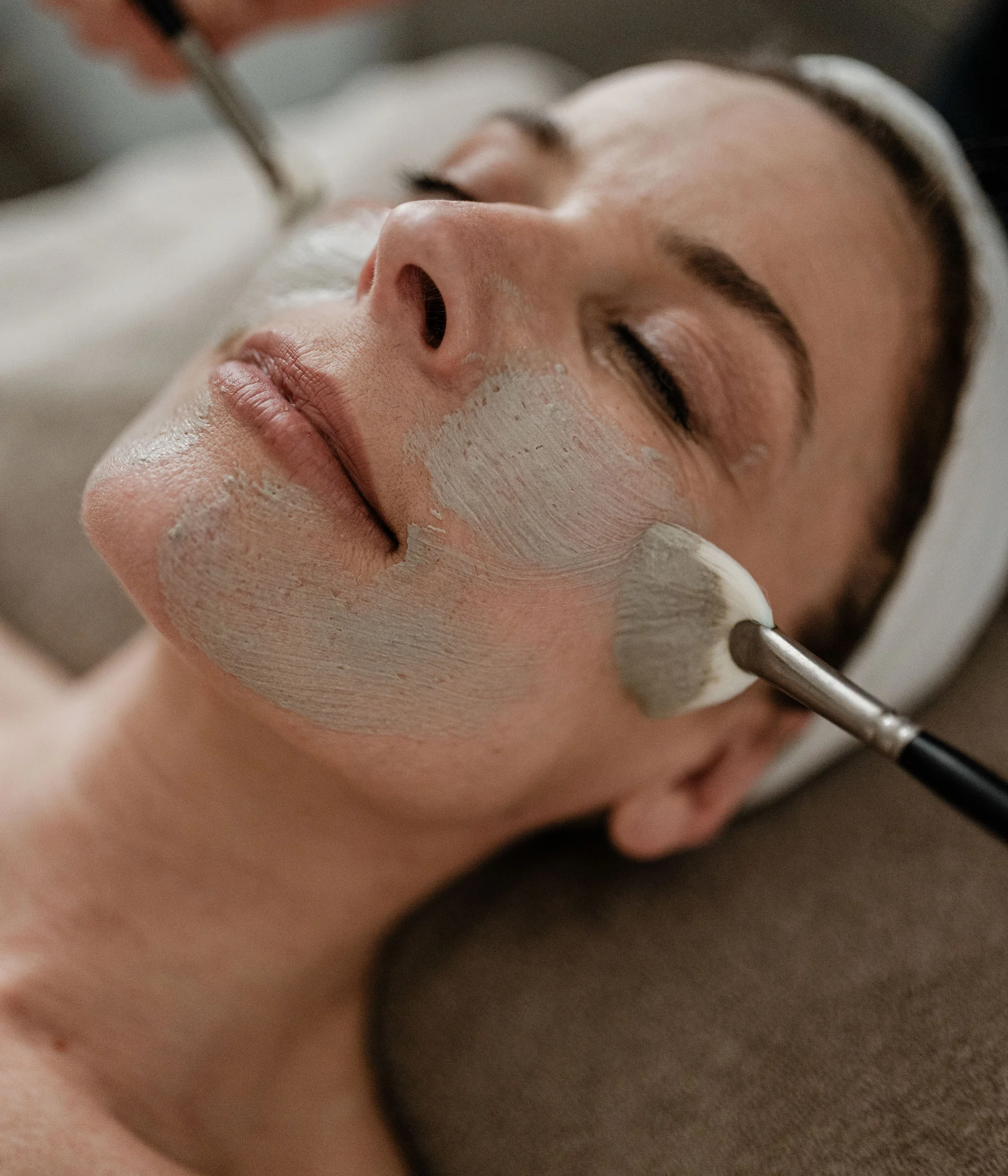 Day spa in Trentino, all’Elgus Donna che riceve un trattamento viso con maschera applicata con pennello