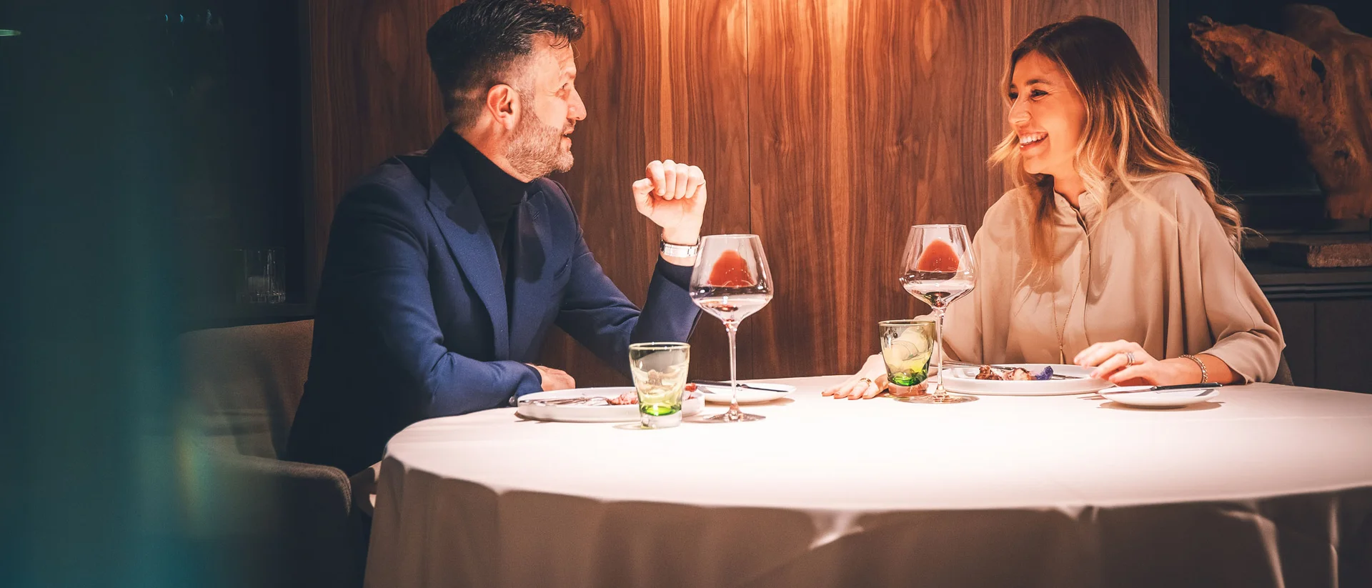 Il nostro ristorante a San Giacomo, Brentonico Coppia che cena e conversa in un ristorante elegante con luce calda