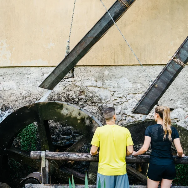 Le foto dell’Elgus Nature Retreat Coppia che osserva una ruota idraulica in un mulino antico