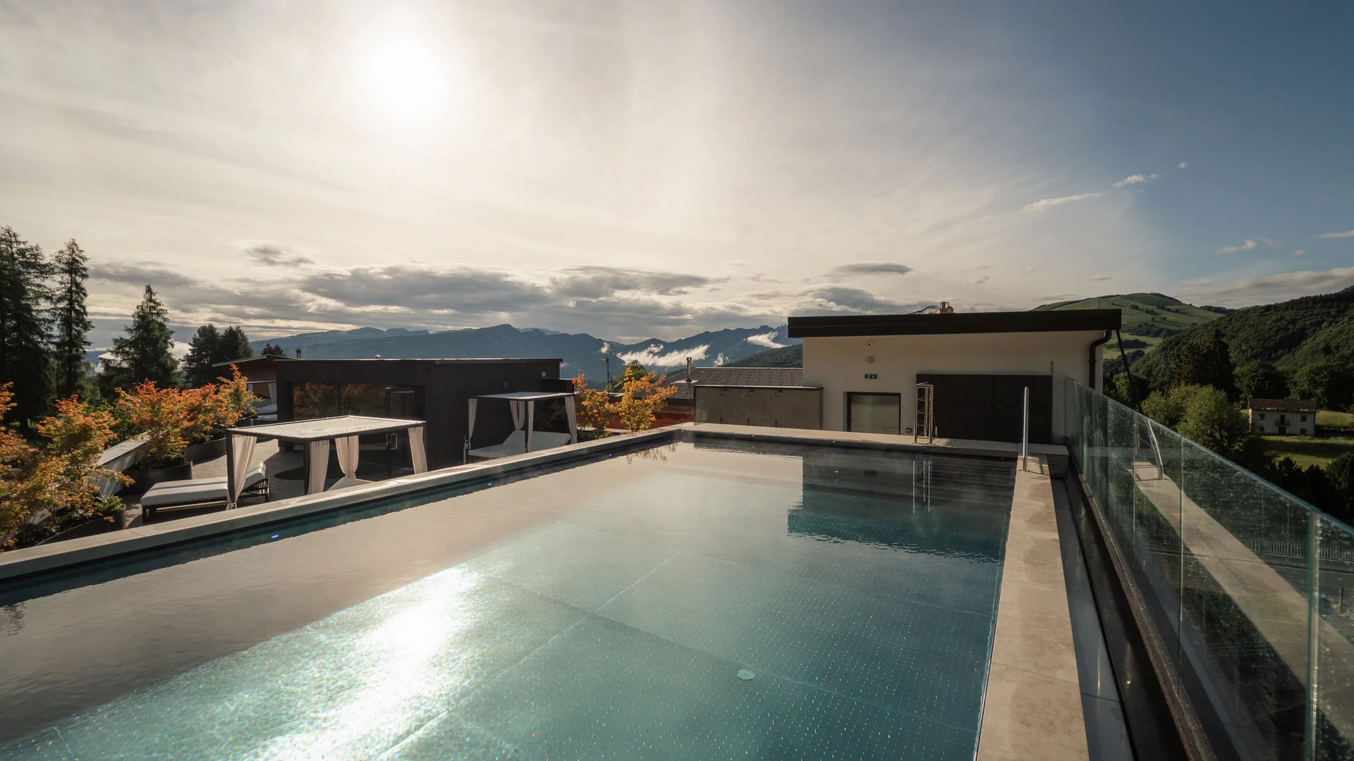 Elgus: hotel a 4 stelle in Trentino Piscina all'aperto su terrazza con vista sulle montagne al tramonto