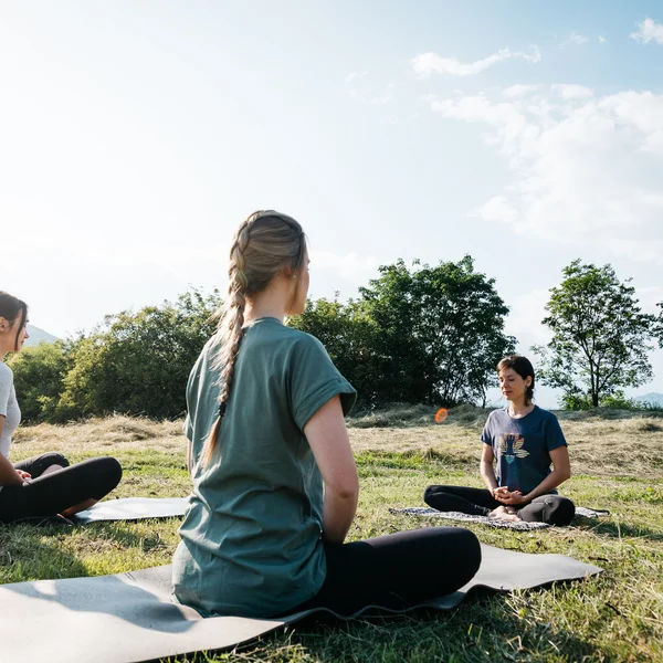 Le foto dell’Elgus Nature Retreat Tre donne sedute su tappetini da yoga all'aperto in un prato verde
