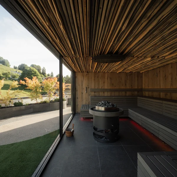 Le foto dell’Elgus Nature Retreat Sauna moderna con pareti in legno e vista panoramica sul paesaggio esterno
