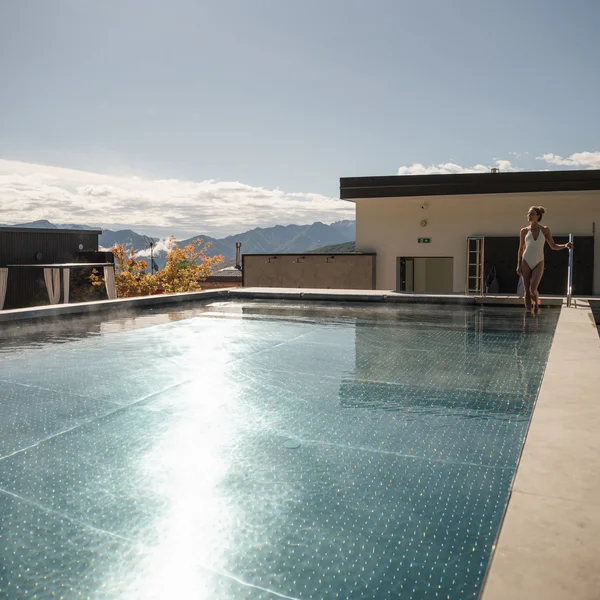 Le foto dell’Elgus Nature Retreat Piscina all'aperto con donna in costume e vista sulle montagne