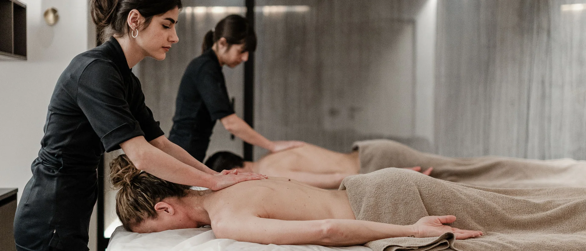 Elgus: hotel con spa a Brentonico Due massaggiatori che fanno un massaggio a due clienti sdraiati su lettini