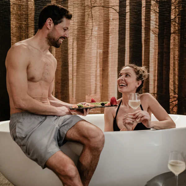 Le foto dell’Elgus Nature Retreat Coppia che si gode un bagno rilassante con vino e frutta in una vasca bianca