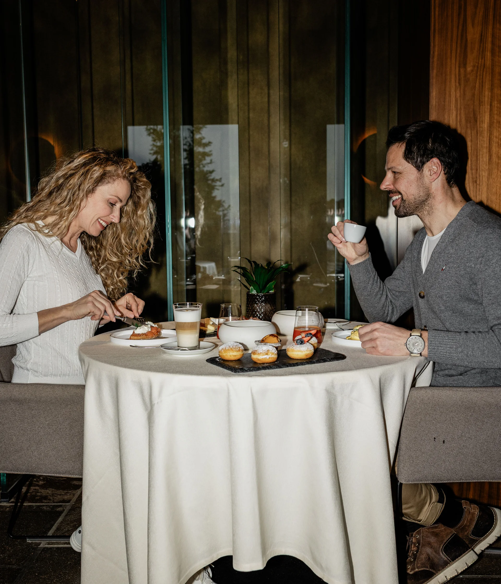 Il nostro ristorante a San Giacomo, Brentonico Coppia che fa colazione con dolci e bevande in un ristorante elegante