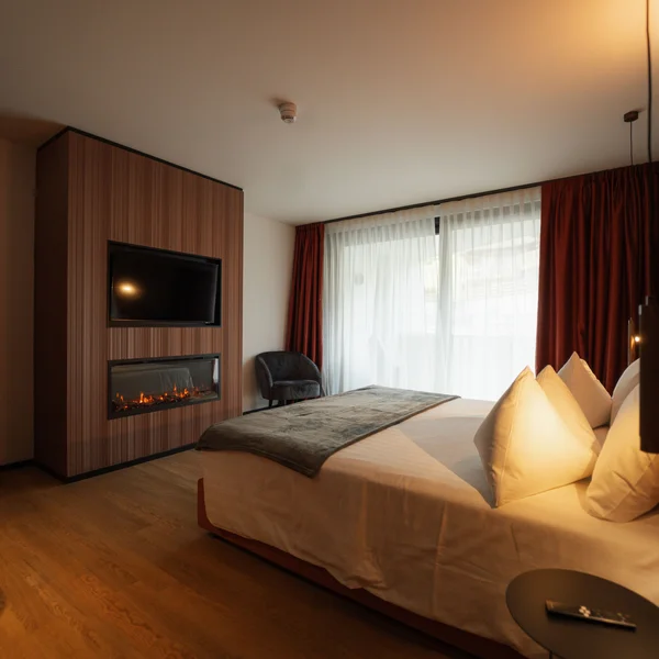 Le foto dell’Elgus Nature Retreat Camera d'albergo con letto matrimoniale, camino elettrico e TV a schermo piatto