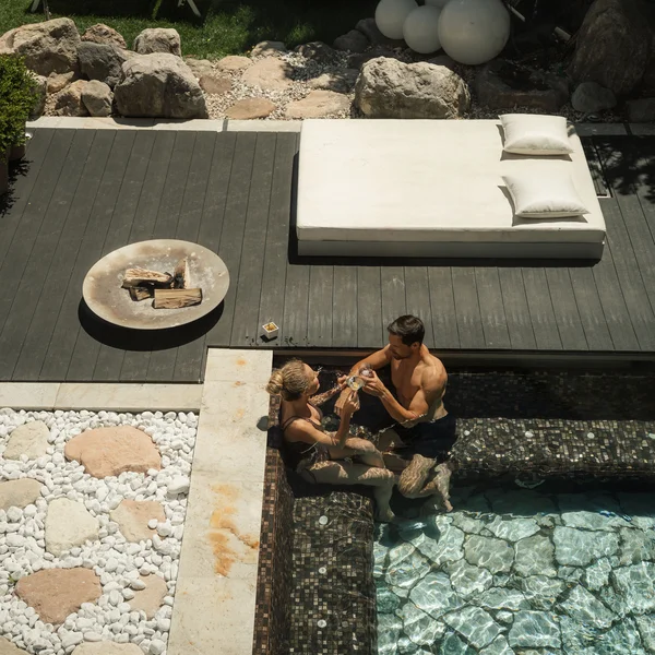 Le foto dell’Elgus Nature Retreat Coppia che si rilassa in una piscina esterna con area lounge e pietre decorative