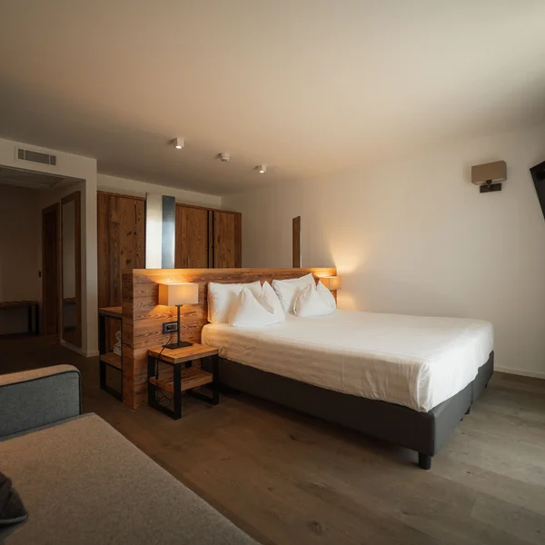 Le foto dell’Elgus Nature Retreat Camera d'hotel moderna con letto matrimoniale, divano e TV a parete