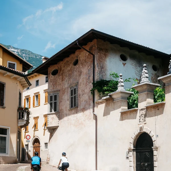 Le foto dell’Elgus Nature Retreat Due ciclisti su strada acciottolata in un paese con edifici storici