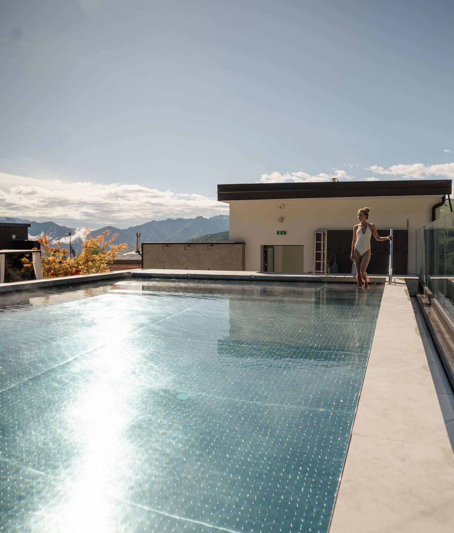 Il Forest Rooftop dell’Elgus Donna in costume da bagno vicino a piscina all'aperto con vista sulle montagne