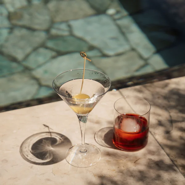 Le foto dell’Elgus Nature Retreat Due cocktail sul bordo di una piscina in una giornata soleggiata