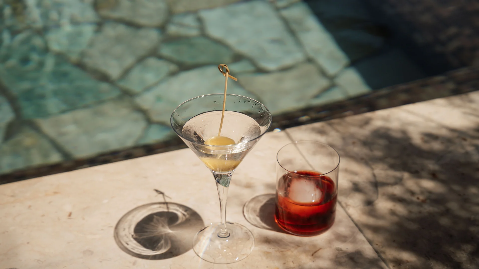 Elgus: hotel a 4 stelle in Trentino Due cocktail sul bordo di una piscina in una giornata soleggiata