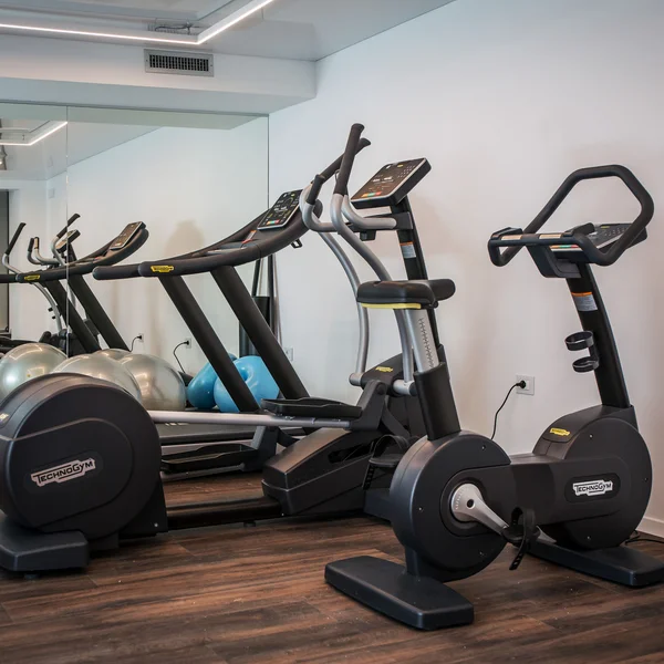 Le foto dell’Elgus Nature Retreat Attrezzature da palestra moderne con cyclette e tapis roulant in una stanza luminosa