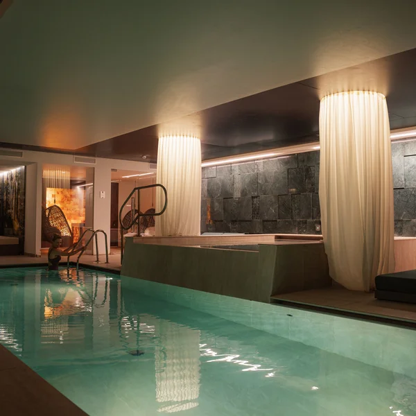 Le foto dell’Elgus Nature Retreat Piscina interna con illuminazione soffusa e area relax con divano e poltrone