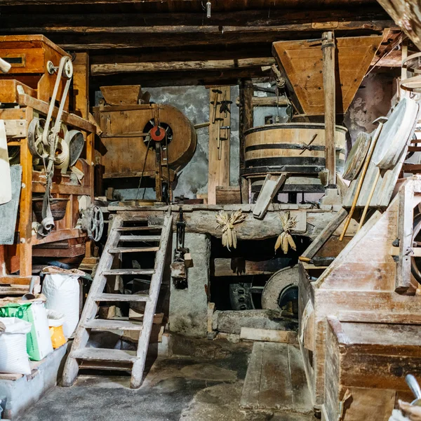 Le foto dell’Elgus Nature Retreat Interno di un vecchio mulino con macchinari in legno e sacchi di farina