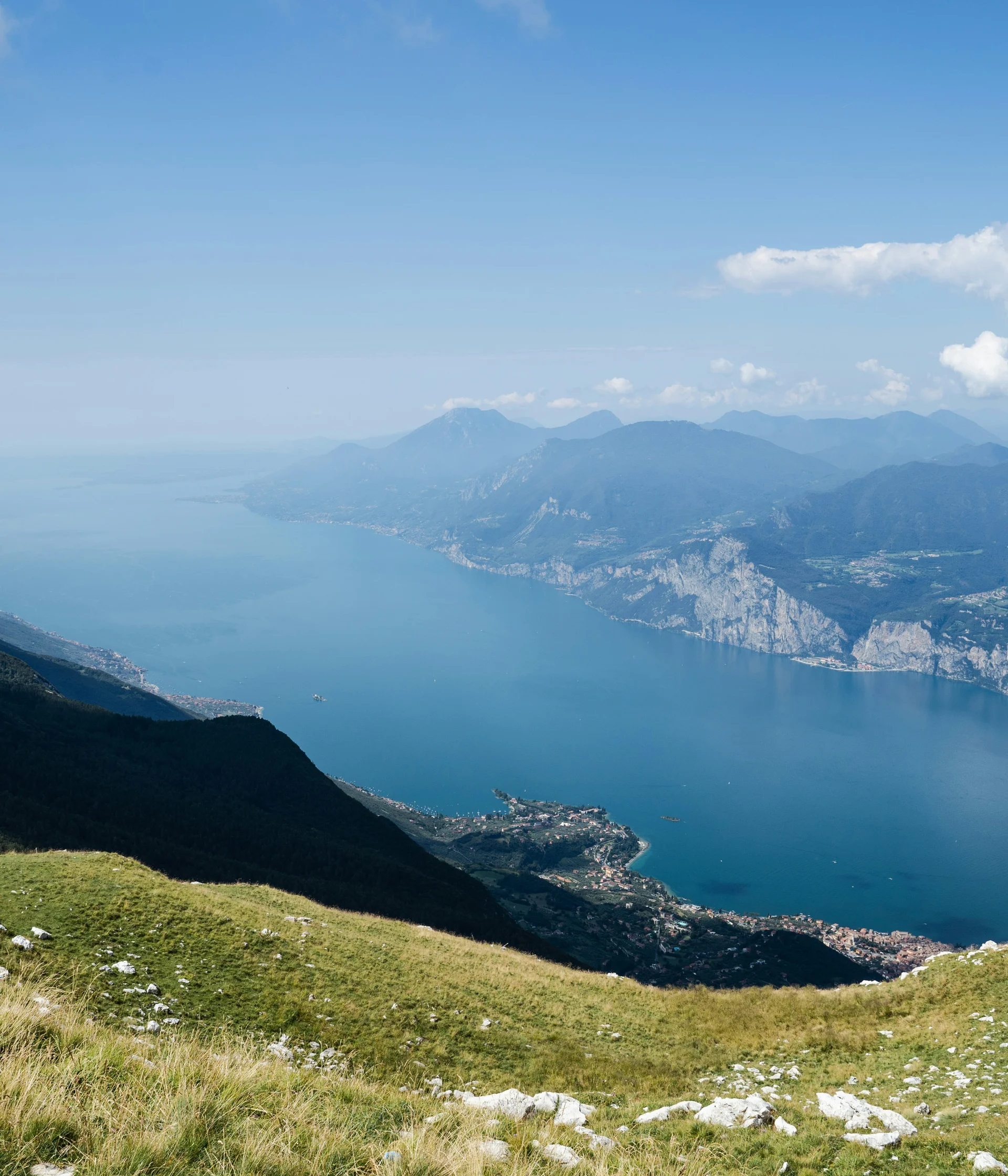 Tutto il divertimento di un hotel sul Monte Baldo Vista panoramica sul lago con montagne e cielo sereno
