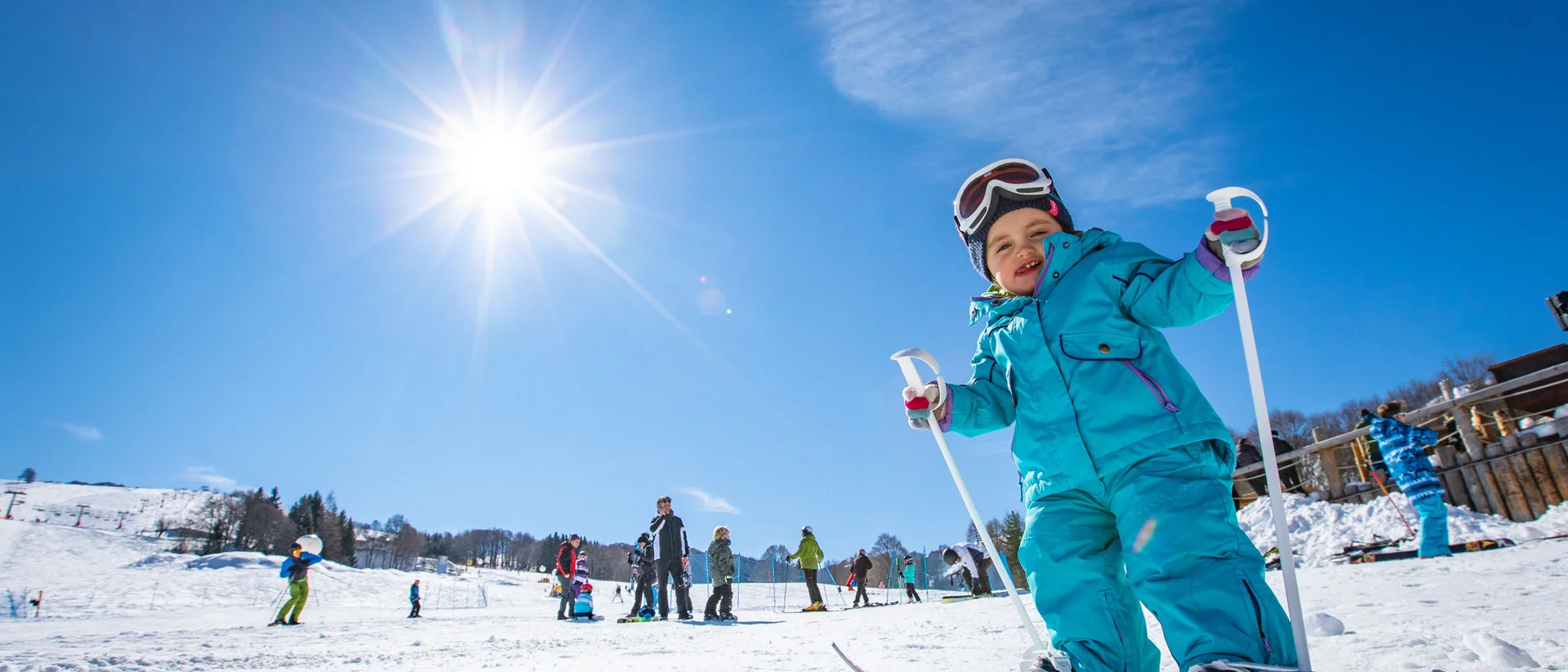 Elgus: family hotel a Brentonico Bambino che scia con abbigliamento azzurro sotto un cielo soleggiato