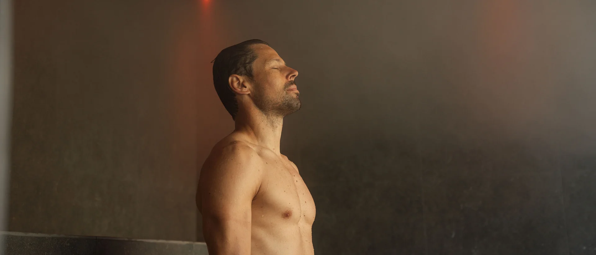 Elgus: hotel con spa a Brentonico Uomo rilassato in sauna con occhi chiusi e luce soffusa
