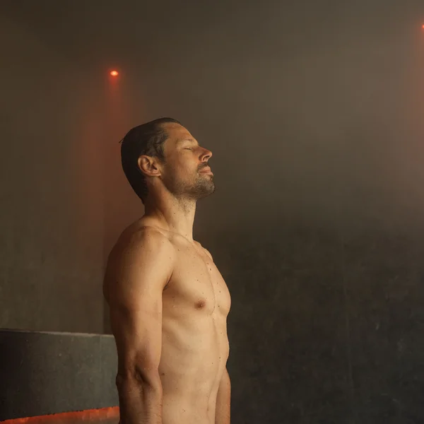 Le foto dell’Elgus Nature Retreat Uomo rilassato in sauna con occhi chiusi e luce soffusa