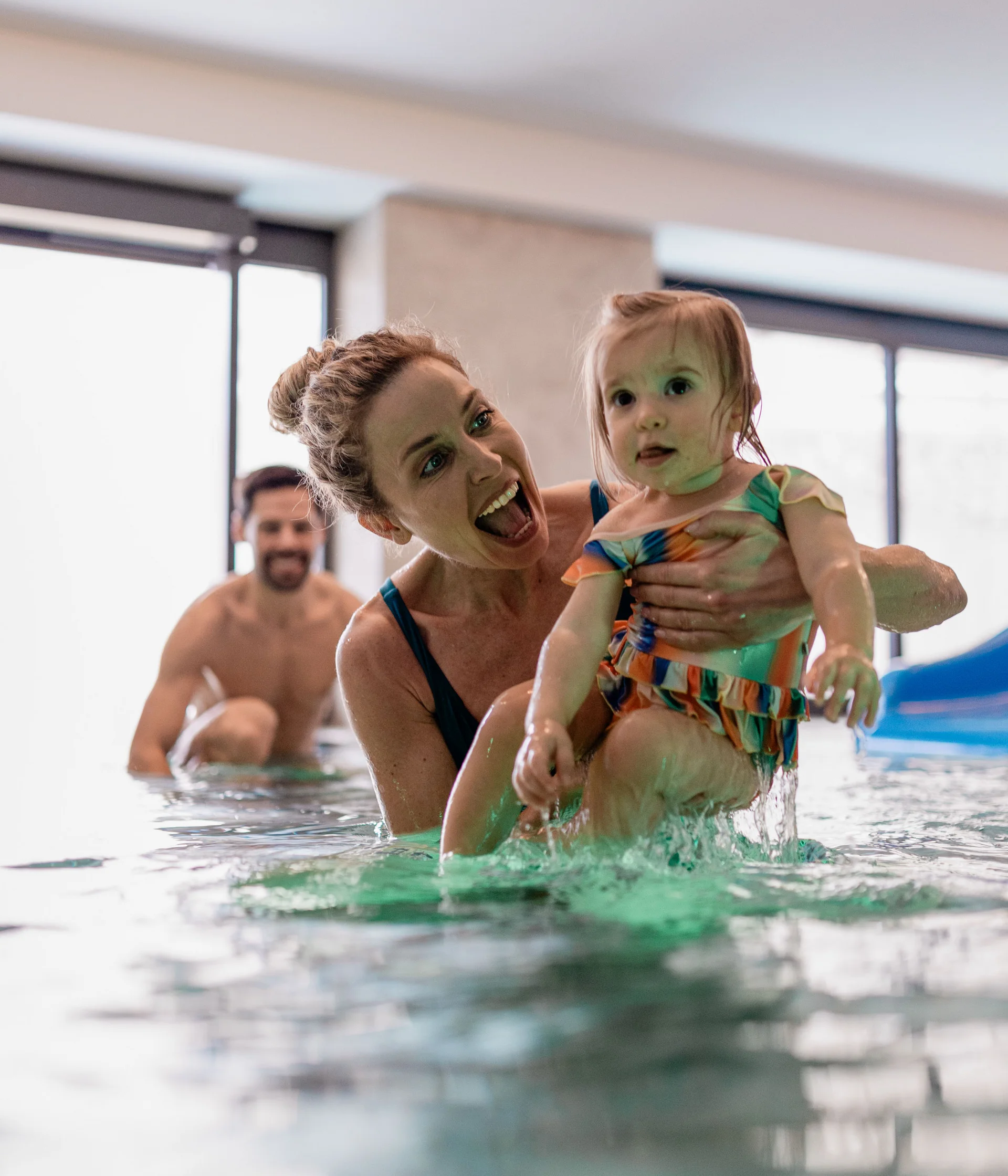 Elgus: hotel con spa a Brentonico Famiglia che gioca e si diverte in piscina coperta