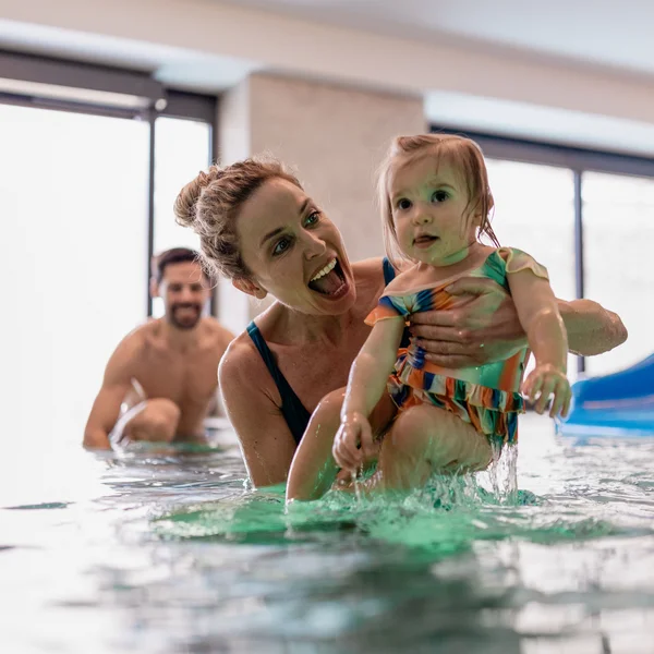 Le foto dell’Elgus Nature Retreat Famiglia che gioca e si diverte in piscina coperta
