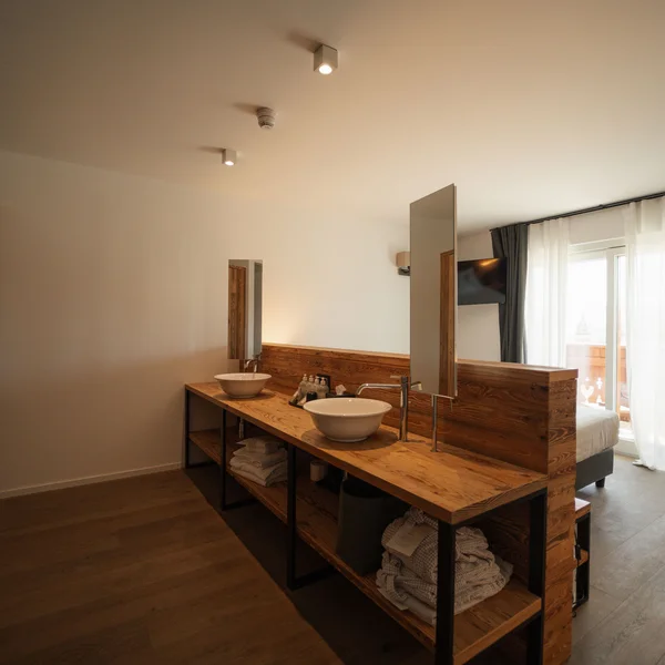 Le foto dell’Elgus Nature Retreat Camera d'albergo con lavabo doppio, specchio e balcone con tende bianche