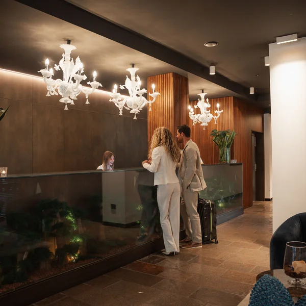 Le foto dell’Elgus Nature Retreat Reception moderna con coppia che parla alla receptionist e lampadari bianchi