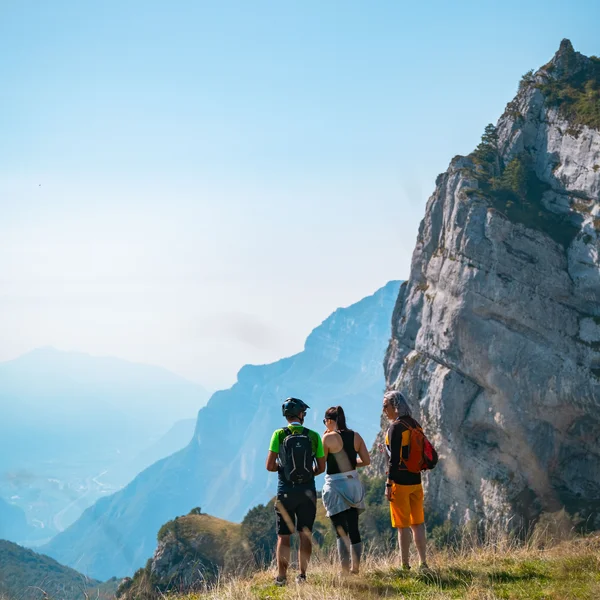 Le foto dell’Elgus Nature Retreat Tre escursionisti con zaini su un sentiero di montagna con vista panoramica