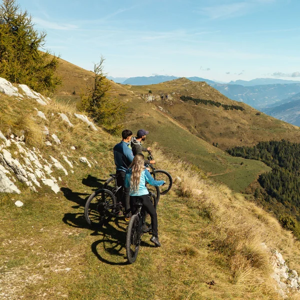 Le foto dell’Elgus Nature Retreat Tre ciclisti in mountain bike guardano il panorama montano da un sentiero