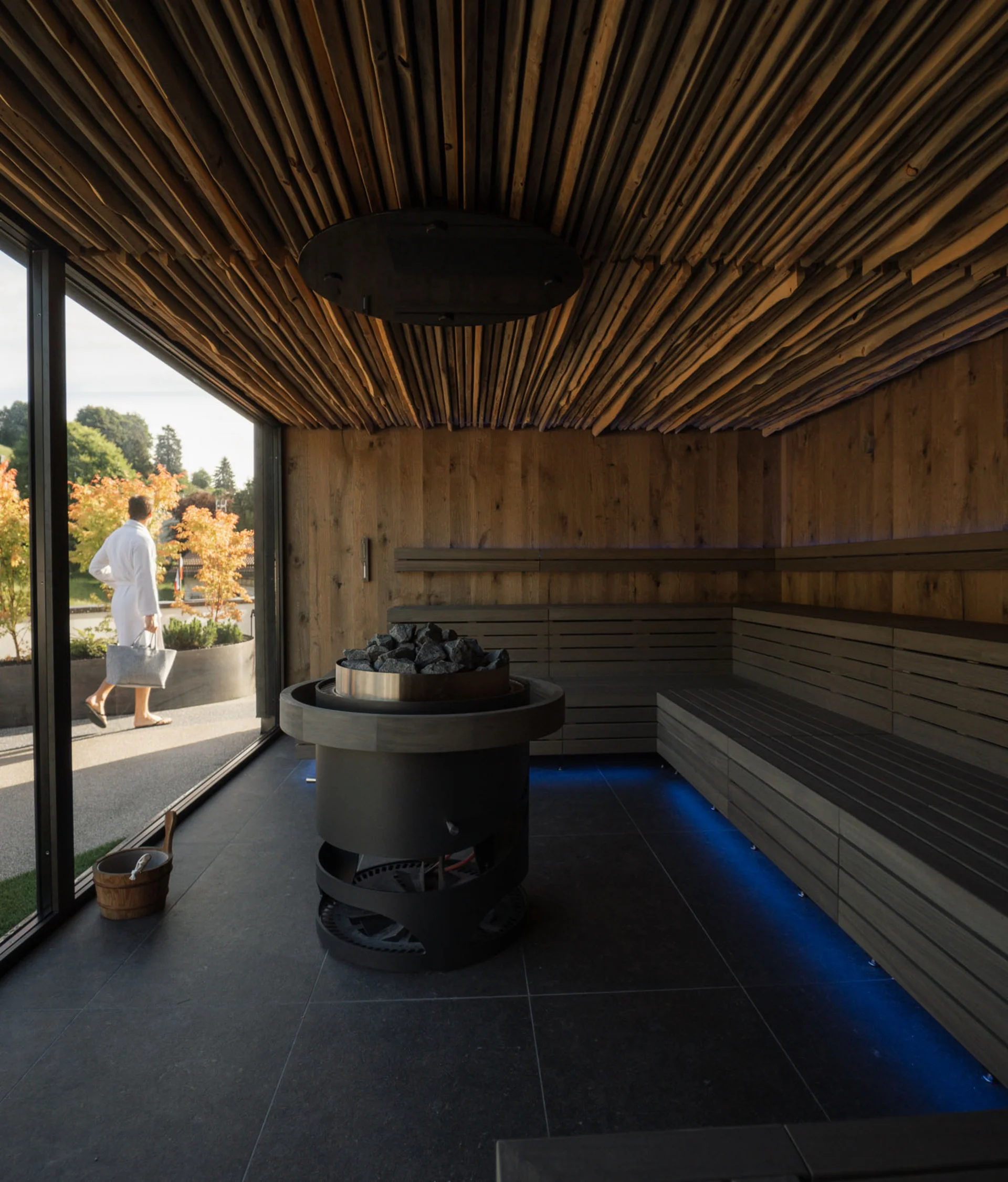Elgus: hotel con spa adults only in Trentino Interno di una sauna con pareti in legno e vista su un giardino esterno