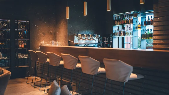 Elgus: hotel in Trentino con pensione ¾ Bancone di bar moderno con sgabelli e luci soffuse