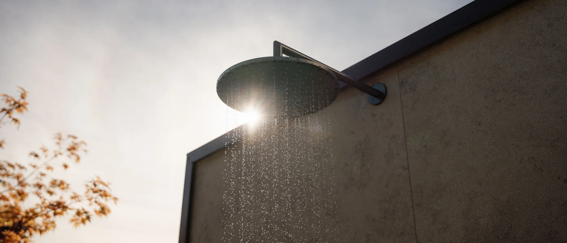 Elgus: hotel con spa a Brentonico Doccia esterna con acqua che scende e sole sullo sfondo