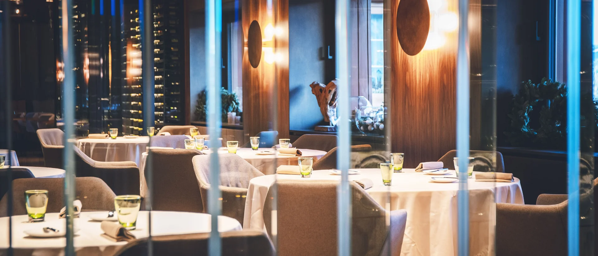 Il nostro ristorante a San Giacomo, Brentonico Ristorante elegante con tavoli apparecchiati e sedie imbottite