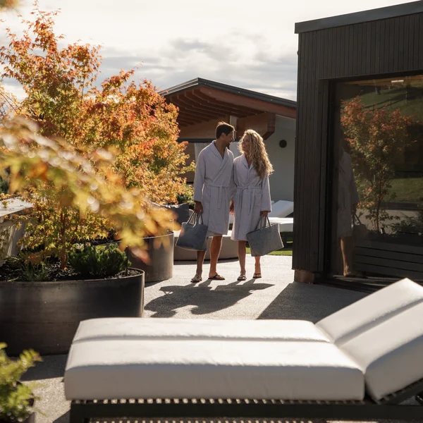 Le foto dell’Elgus Nature Retreat Coppia in accappatoi bianchi in un'area relax all'aperto con piante autunnali