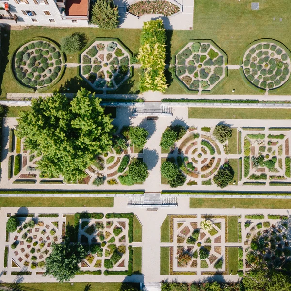 Le foto dell’Elgus Nature Retreat Vista aerea di un giardino formale con aiuole geometriche e alberi