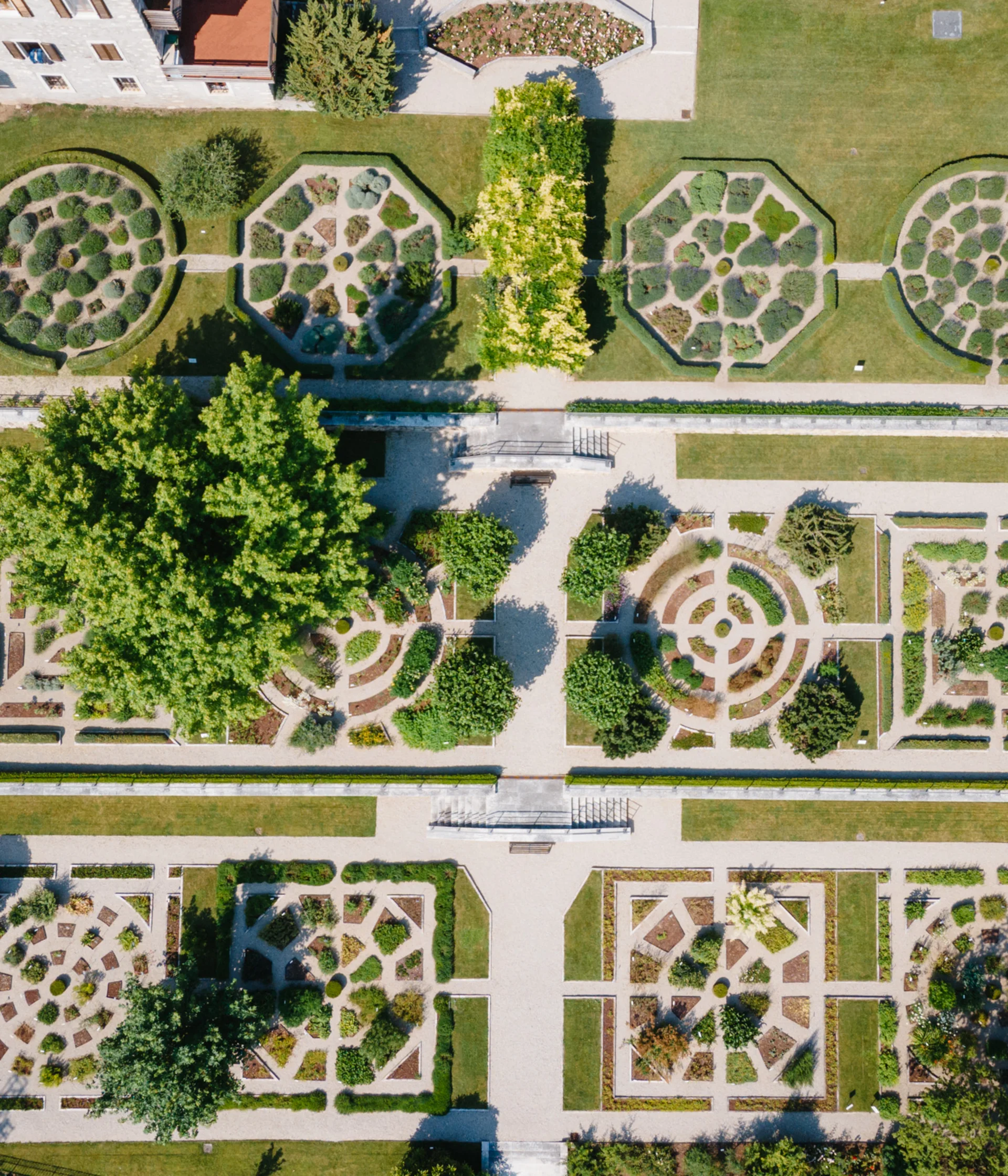 Tutto il divertimento di un hotel sul Monte Baldo Vista aerea di un giardino formale con aiuole geometriche e alberi