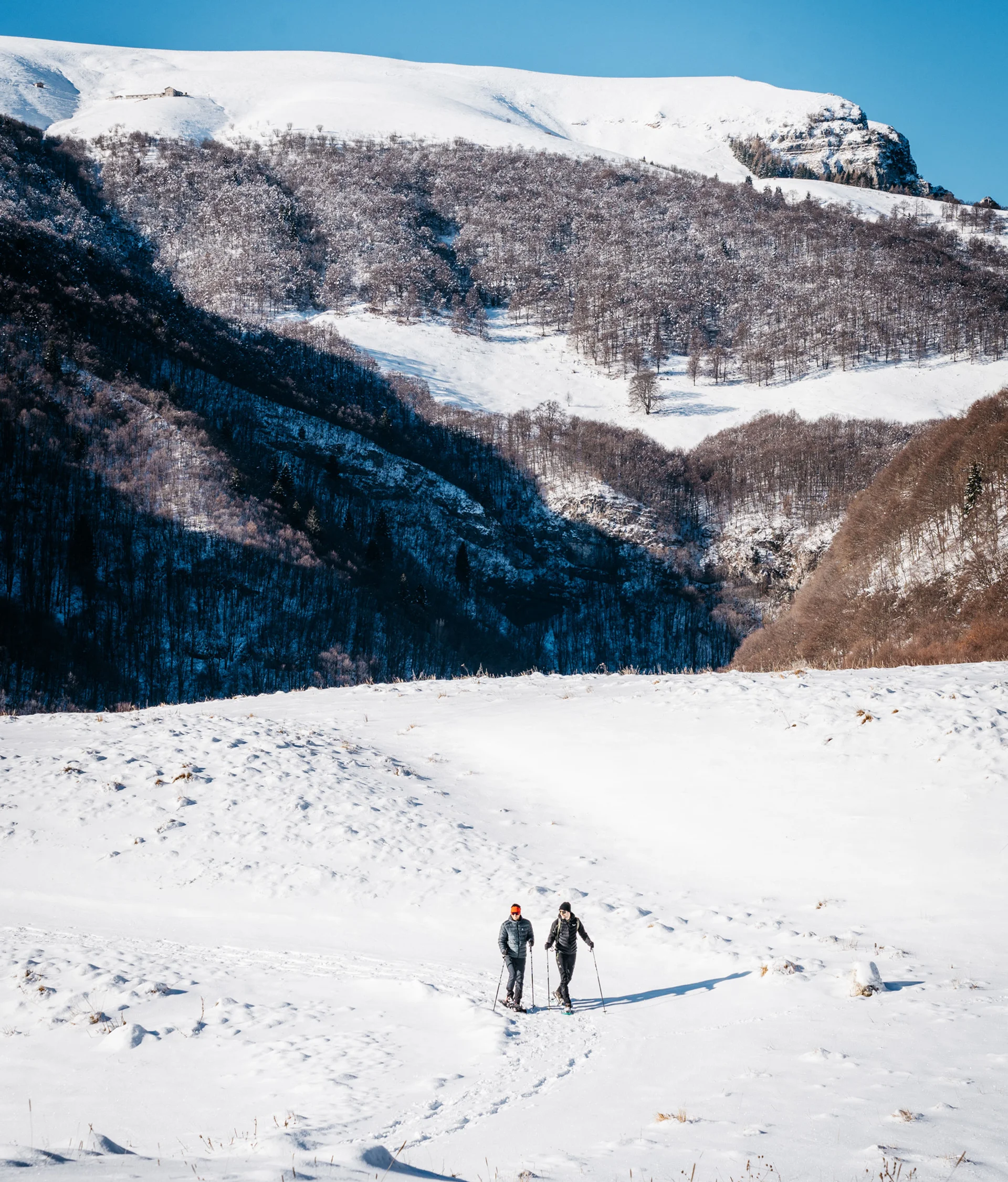 Tutto il divertimento di un hotel sul Monte Baldo Due persone che camminano con bastoni da trekking sulla neve in montagna
