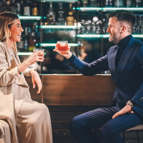 Le foto dell’Elgus Nature Retreat Coppia elegante che brinda con cocktail in un bar moderno