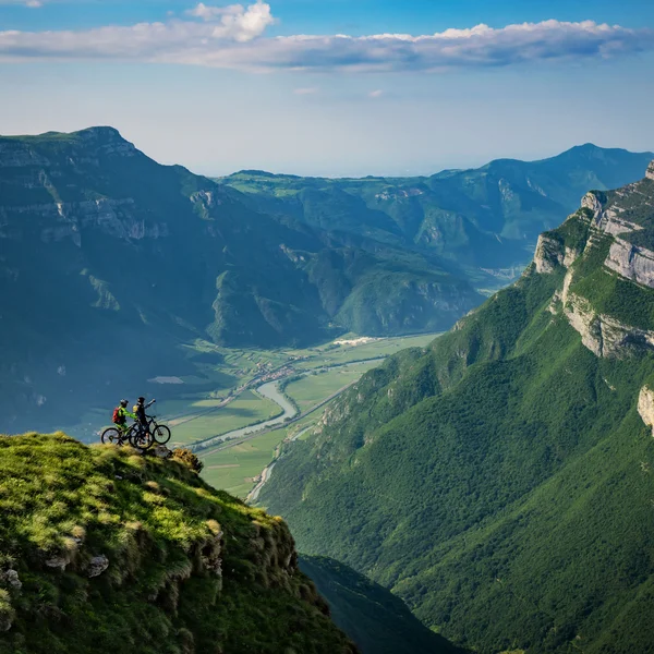 Le foto dell’Elgus Nature Retreat Due ciclisti su una cima erbosa con vista panoramica sulle montagne e la valle