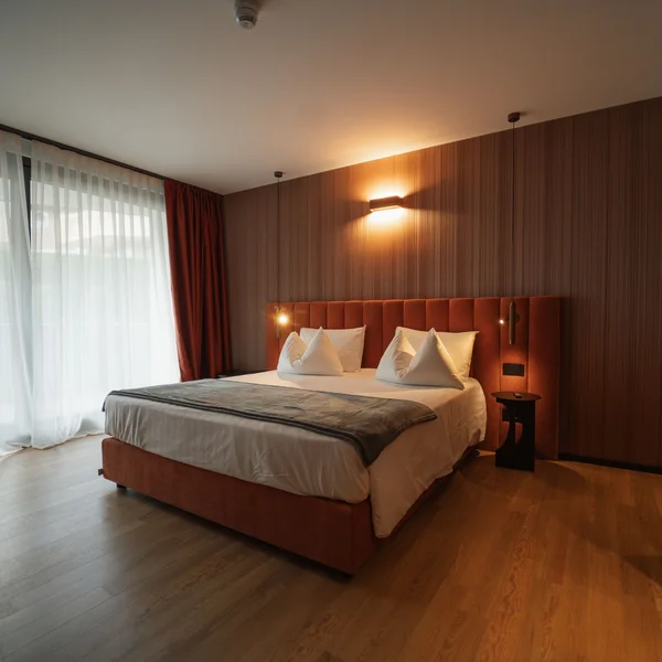 Le foto dell’Elgus Nature Retreat Camera d'albergo moderna con letto matrimoniale e parete in legno