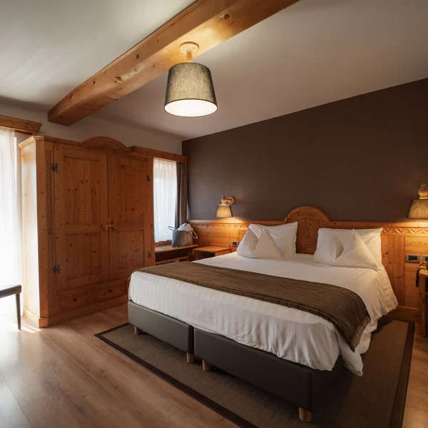 Le foto dell’Elgus Nature Retreat Camera d'hotel con letto matrimoniale, mobili in legno e illuminazione calda