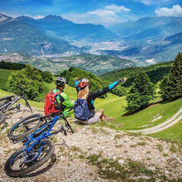 Le foto dell’Elgus Nature Retreat Due ciclisti seduti su una collina con vista panoramica sulle montagne e vallate