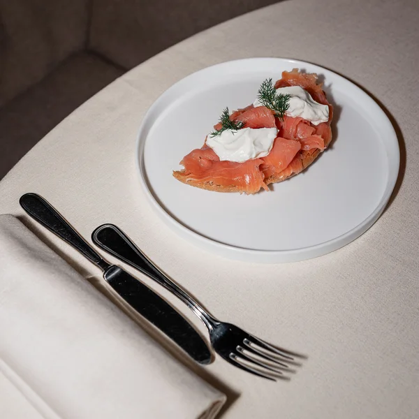 Le foto dell’Elgus Nature Retreat Bruschetta con salmone affumicato, crema e aneto su piatto bianco