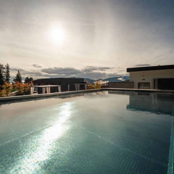 Le foto dell’Elgus Nature Retreat Piscina all'aperto con vista sulle montagne al tramonto