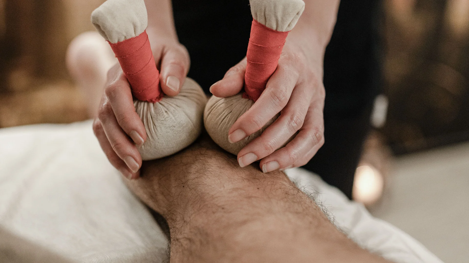 Trattamenti e massaggi in Trentino Massaggio ai polpacci con sacchetti di erbe in spa