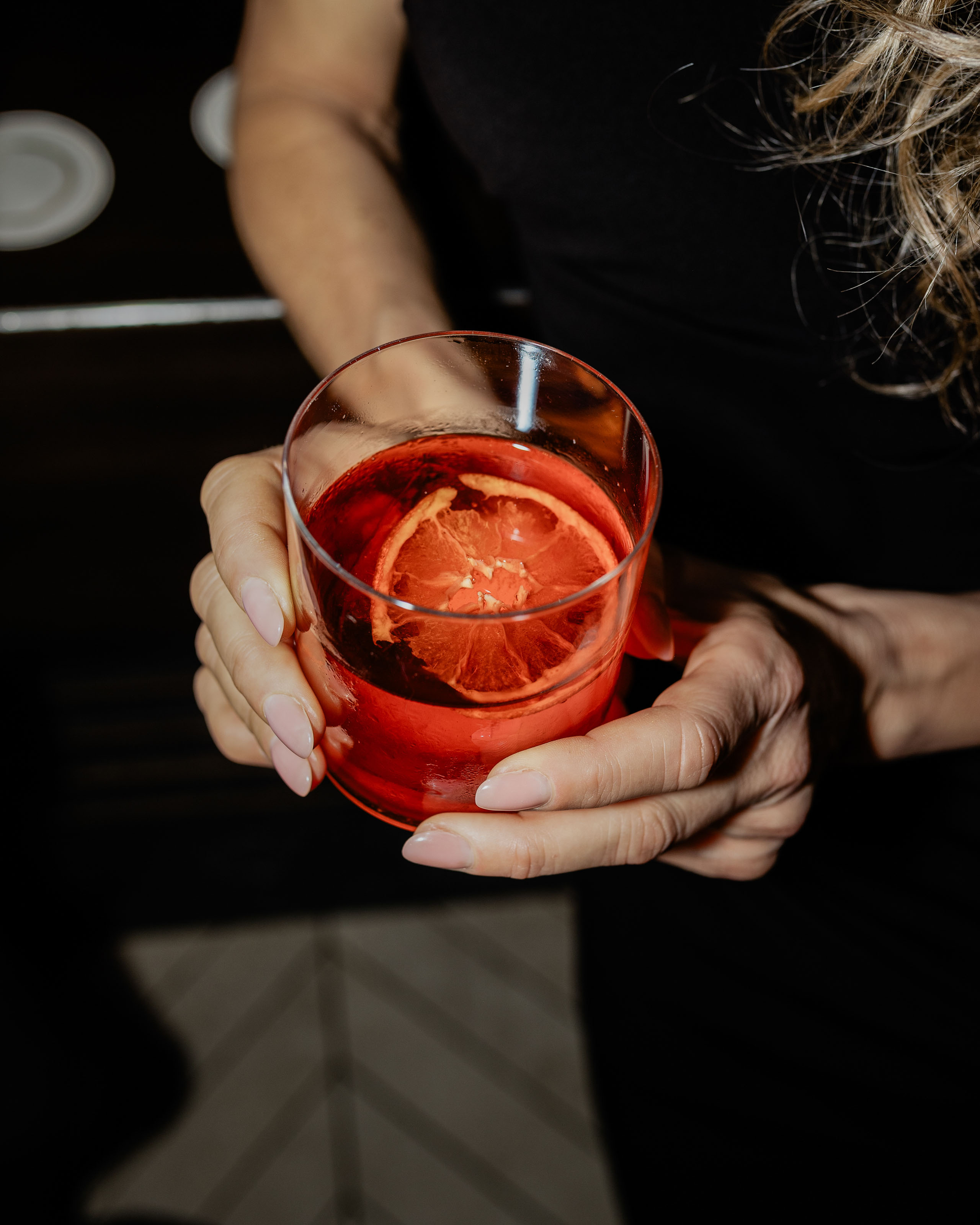 Le foto dell’Elgus Nature Retreat Donna che tiene un bicchiere con cocktail rosso e fetta di agrume