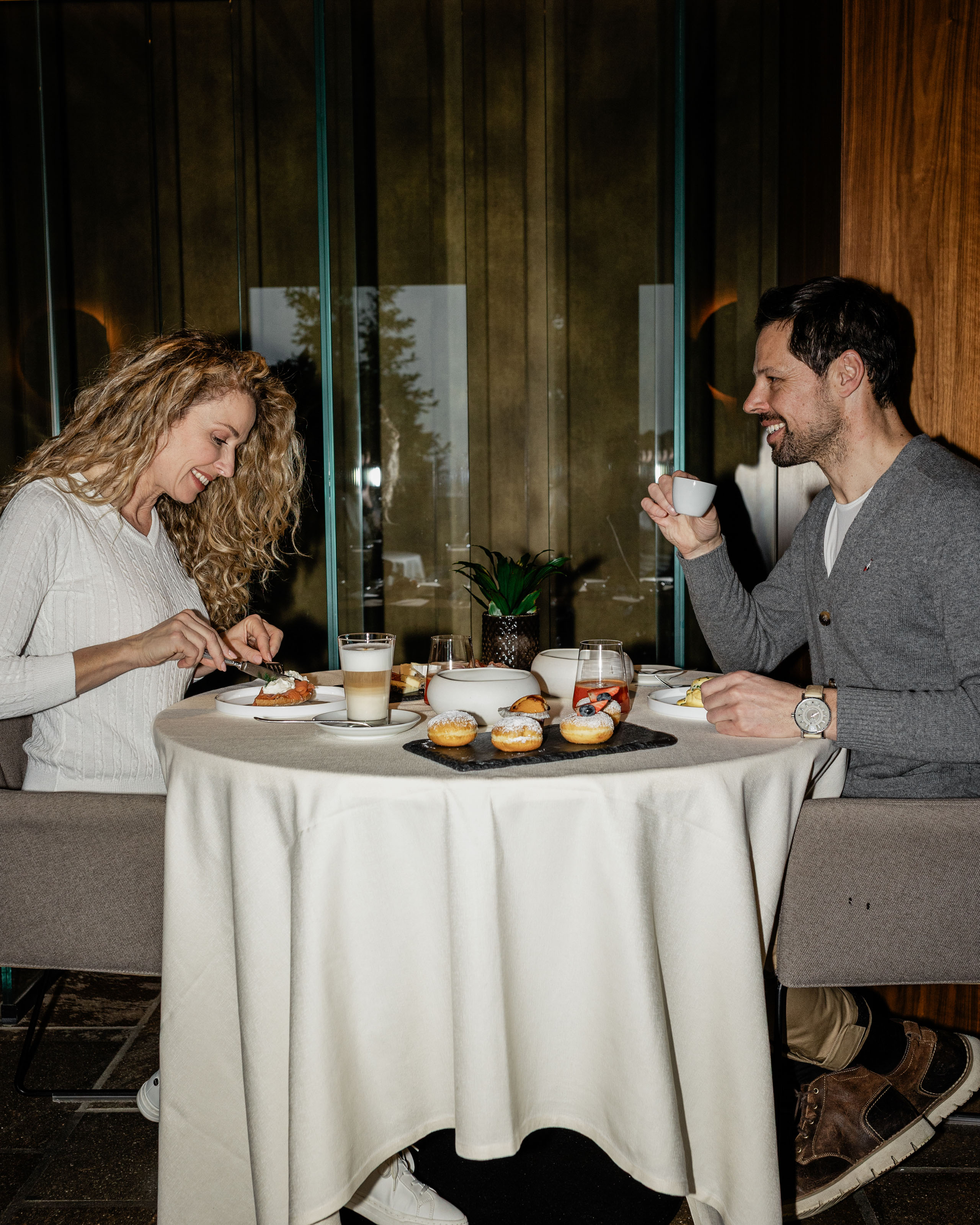 Le foto dell’Elgus Nature Retreat Coppia che fa colazione con dolci e bevande in un ristorante elegante