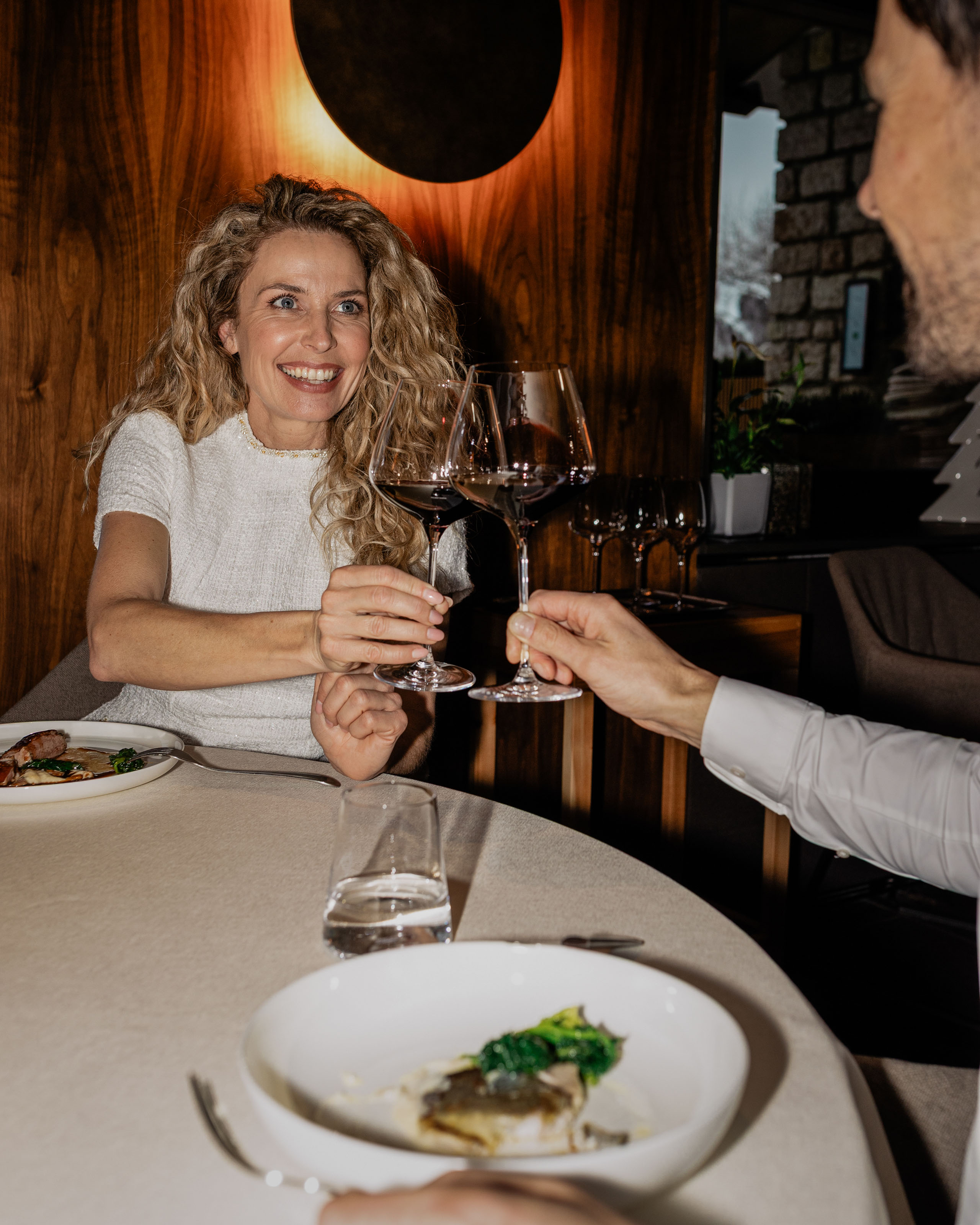 Le foto dell’Elgus Nature Retreat Coppia che brinda con bicchieri di vino rosso durante una cena elegante